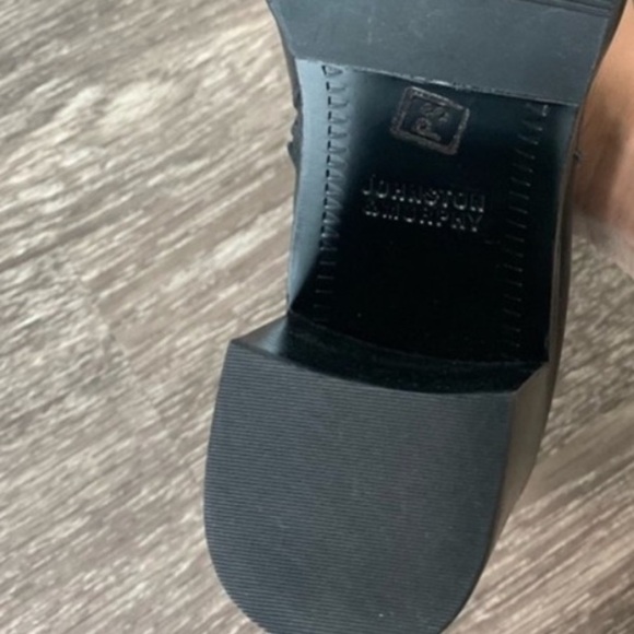 Johnston & Murphy block heel leather booties. Size 9.
Made in Brazil - Picture 12 of 13